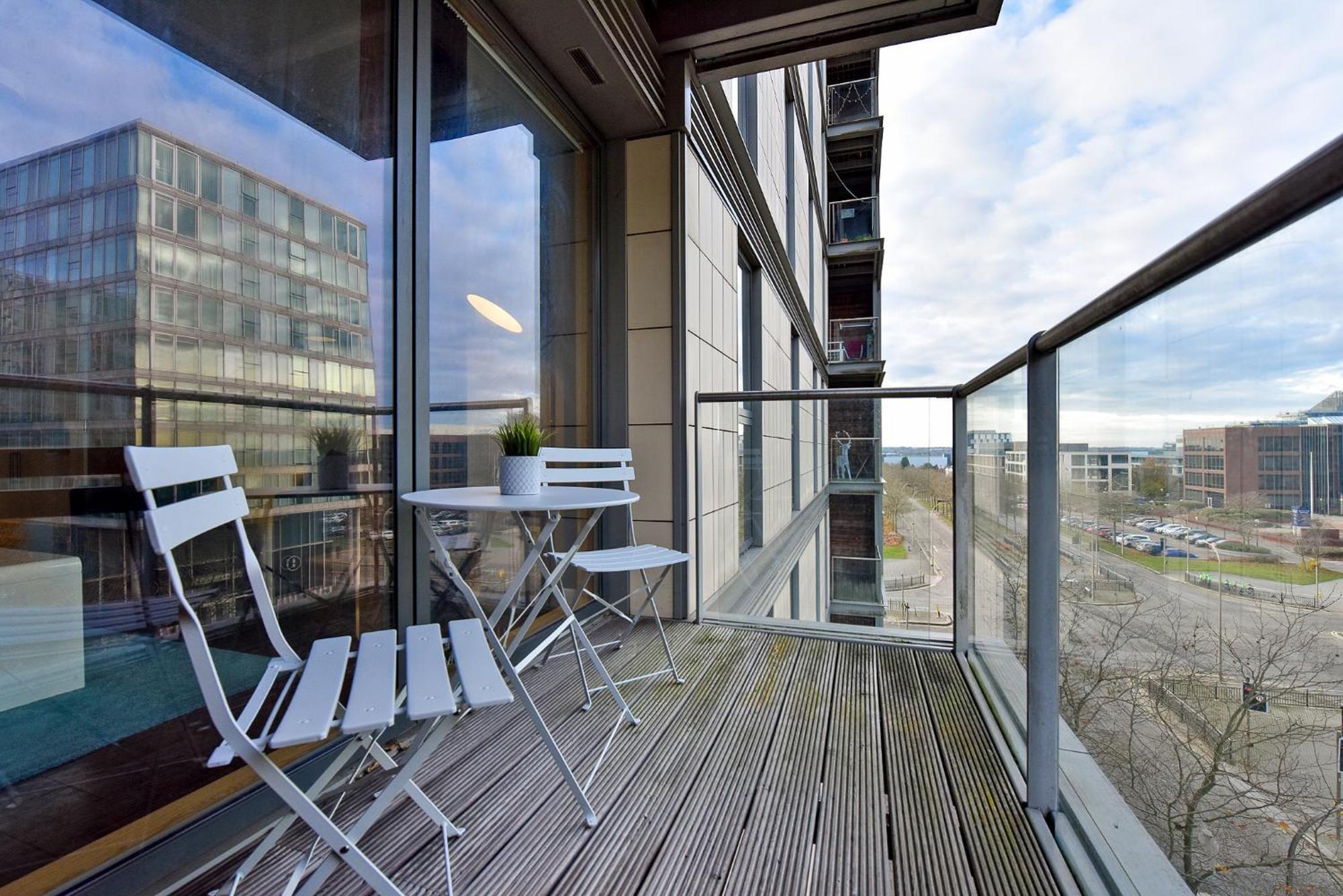 The Vizion Serviced Apartments From Pincott Properties - Free Parking, Private Balcony, And Wifi Milton Keynes Bagian luar foto