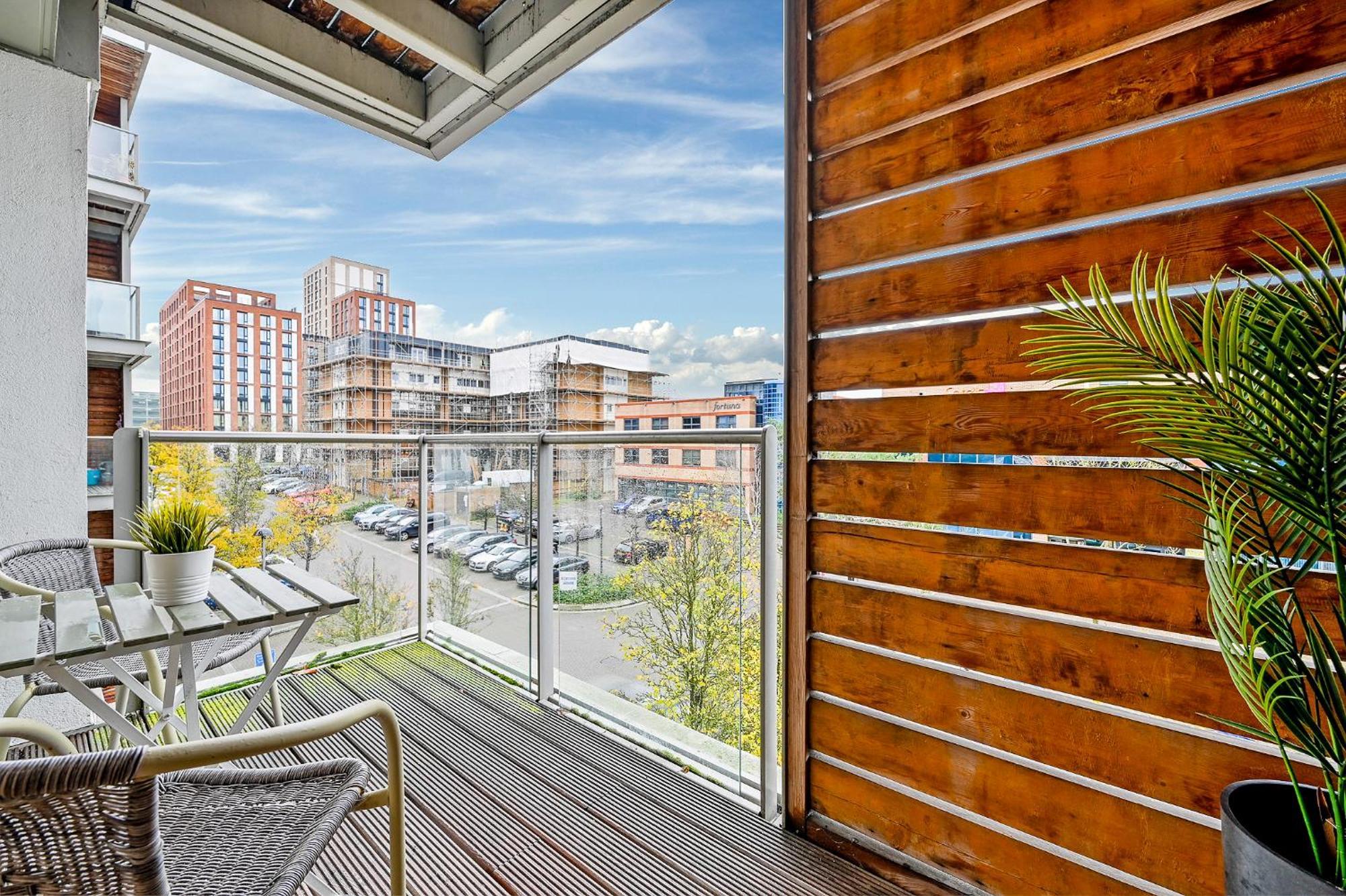 The Vizion Serviced Apartments From Pincott Properties - Free Parking, Private Balcony, And Wifi Milton Keynes Bagian luar foto
